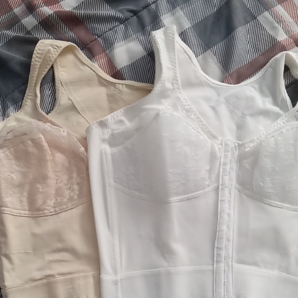 2 White And Beige Lace Women's Front-closure Bras - VG Condition
